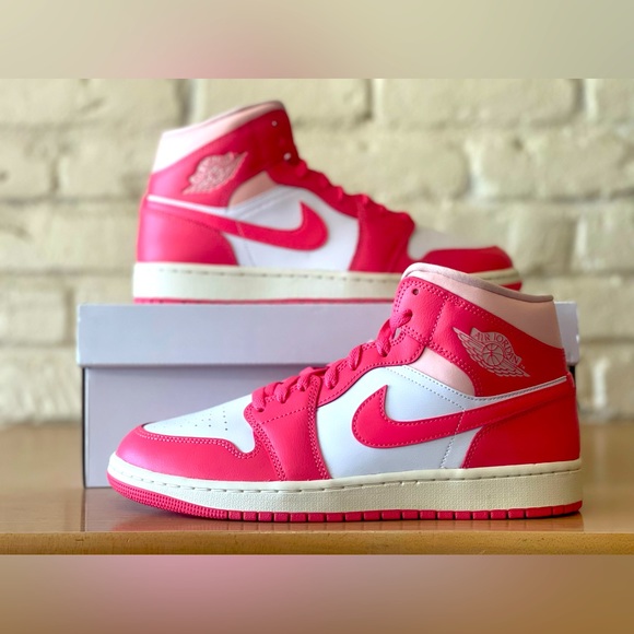 ★ナイキ★ WMNS AIR JORDAN 1 Mid Strawberries And Cream Air Jordan Women's 1 Mid Strawberries & Cream – Puffer Reds